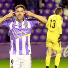 Jaime Mata, pichichi de Segunda División, celebra uno de sus goles.-J.M. LOSTAU