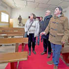 Natividad Casares, Jesús Julio Carnero y José Ramón Fernández ayer, durante la visita a Pedrosa del Rey.-EL MUNDO