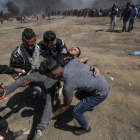 Manifestantes palestinos heridos cuando protestaban cerca de la frontera con Israel, el pasado lunes 14 de mayo, en el este de Gaza-/ MOHAMMED SABER (EFE)