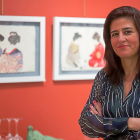 Teresa Pérez Baró junto a dos de sus obras expuestas en la galería Rafael.-MIGUEL ÁNGEL SANTOS/PHOTOGENIC