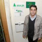 Lino Rodríguez a la entrada del sindicato Asaja Valladolid-J.M.Lostau