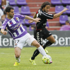 Moyano protege el balón ante el acoso de Ortiz durante el reciente Real Valladolid-Albacete.-J. M. LOSTAU