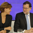 La secretaria general del PP, María Dolores de Cospedal, y Mariano Rajoy, ayer, en la junta directiva.-AGUSTÍN CATALÁN