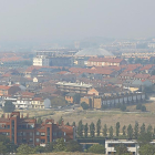 Vista del lado sur de Parquesol y del barrio de Aranzana de Arroyo de la Encomienda ayer, bajo la nube de humo procedente de Galicia.-J.M. LOSTAU