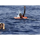 Inmigrantes en el mar antes de ser rescatados por Proactiva Open Arms.-AFP / ARIS MESSINIS