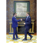 Luis Tudanca y Ximo Puig se saludan al inicio de su encuentro en la Generalitat valenciana.-ICAL