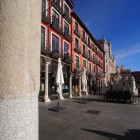 UNA GRIETA CONVERTIDA EN ‘HILO’. La columna del número 19 de la Plaza Mayor de Valladolid tiene una marca distinta a las demás. / PABLO REQUEJO (PHOTOGENIC).