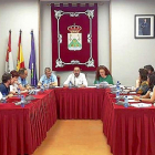 Corporación municipal de Tordesillas en una sesión celebrada en el salón de Plenos del Ayuntamiento.-EL MUNDO