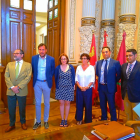Jesús Verdugo, Óscar Puente, Helena Sánchez, Rafaela Romero, Jesús Guinea y Javier Martín  tras la firma del  convenio.-E. M.