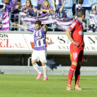 Rodri celebra su gol levantando los brazos ante los hinchas pucelanos desplazados.-Diego Mayor