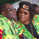 Robert Mugabe y su esposa, Grace, en un evento deportivo en Zimbabue el pasado mes de junio.-AP/ TSVANGIRAYI MUKWAZHI
