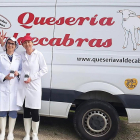 Las hermanas María de Chilla y Begoña Chozas con un lote de productos ante su furgoneta distribuidora.-A. G.