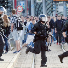 La policía alemana cruzando la calle en Chemnitz durante la polémica manifestación de caza de extranjeros.  /-ANDREAS SEIDEL