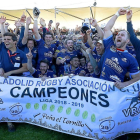 Los jugadores del VRAC Quesos Entrepinares celebran su último título, el de campeones de la pasada Liga.-J. M. LOSTAU