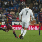 Messi chuta ante Cristiano Ronaldo.-JORDI COTRINA