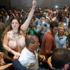 Activistas de Femen increpan a Albert Rivera a propósito de la gestación subrogada.-EFE