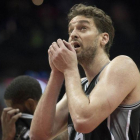 La buena actuación de Pau Gasol no evitó la derrota de los Spurs.-AP / JOHN AMIS