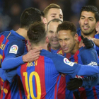 Los jugadores del Barça hicieron piña este lunes cenando para celebrar el cumpleaños de Luis Suárez.-REUTERS / VINCENT WEST