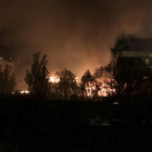 Incendio en el campo de refugiados en el norte de Francia.-AP