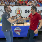 Nacho González saluda a ‘Jota’ durante la pasada temporada.-M. Á, SANTOS