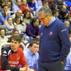 Paco García, cabizbajo, pensativo y  con  las manos en los bolsos durante un partido de esta temporada.-M. A. SANTOS
