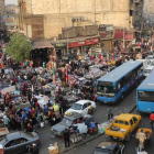 Escena de vida callejera en el distrito de al-Attaba, cerca del centro de El Cairo, el 12 de diciembre.-AFP / MOHAMED EL-SHAHED
