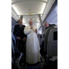 El Papa Francisco habla con los periodistas durante su  vuelo de vuelta al Vaticano, procedente de Estrasburgo.-Andrew Medichini