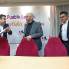 El secretario general de UPL, Luis Mariano Santos y los senadores de Compromís, Carles Mulet y Jordi Navarrete .-ICAL