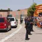 Un grupo de manifestantes, a la llegada de los políticos presos a la cárcel de Lledoners, el pasado 26 de junio.-MARC VILA