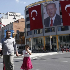 Vista general de una imagen gigantesca del presidente turco Recep Tayyip Erdogan, entre dos banderas del país, en Estambul, este jueves. Turquía se resiente como destino turístico de los españoles EFE / SEDAT SUNA Miembros de las unidades especiales turca-EFE / SEDAT SUNA