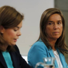 Ana Mato observa a Soraya Sáenz de Santamaría durante una rueda de prensa, en octubre del año pasado.-Foto: DAVID CASTRO