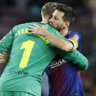 Ter Stegen y Messi se abrazan tras el triunfo del Barça sobre la Juve en el Camp Nou.-AP / FRANCISCO SECO