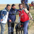 Enganche de la traílla finalista del Campeonato de España con Malú a la izquierda.-LEONARDO DE LA FUENTE