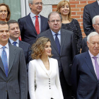 Herrera junto a los Reyes en la foto de la comisión para la Conmemoración del IV Centenario de Cervantes.-ICAL