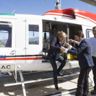 La vicepresidenta y portavoz, Rosa Valdeón, y el consejero de Fomento y Medio Ambiente, Juan Carlos Suárez-Quiñones, visitan los medios del operativo contra incendios de la base aérea de Rosinos de la Requejada, en Zamora-Ical