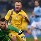El portero Federico Marchetti lucha por el balón ante Antonio Cassano-AFP / ALBERTO PIZZOLI