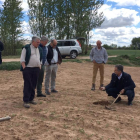 Ignasi Iglesia, técnico del IRTA, agachado en el terreno, tomó muestras de zonas representativas de la provincia de Soria.-ASFOSO