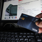 Muchas estafas cometidas a través de internet están relacionadas con tarjetas de crédito. SANTI OTERO