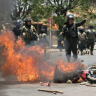 Vista este martes de una motocicleta incendiada durante protestas contra el Gobierno de Evo Morales en Cochabamba.-EFE
