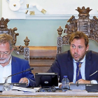 Manuel Saravia y Óscar Puente, en la mesa de presidencia durante el pleno  del Ayuntamiento.-J.M. LOSTAU