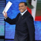 Berlusconi saluda a su llegada para participar en el programa de la RAI Che Tempo che Fa, en Milán, el 26 de noviembre.-AP / ANTONIO CALANNI