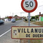 Entrada sur de Villanueva de Duero por la CL-610, donde el plan prevé la construcción de una rotonda.-EL MUNDO