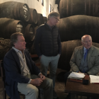 Peter Sisseck entre Carlos del Río y Ángel Zamorano, fundador de la bodega en 1974, el pasado noviembre.-D.V.