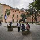 Plaza de la Trinidad en la actualidad, con jóvenes delante de la Biblioteca Pública de Castilla y León, una de las imágenes típicas del barrio. J. M. LOSTAU