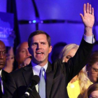 El gobernador electo de Kentucky, el demócrata Andy Beshear, celebra la victoria con sus simpatizantes.-JOHN SOMMERS (AFP)