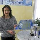 La gerente de Aquadomus, Nuria Martínez, se sirve un vaso de agua de su marca-Manuel Brágimo