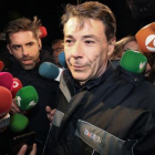 Ignacio González, rodeado de periodistas, a su salida de la cárcel de Soto del Real, el miércoles pasado.-/ EFE/KIKO HUESCA