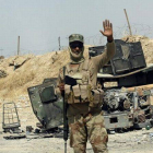 Un soldado iraquí posa ante un vehículo blindado destruido perteneciente al Estado Islámico cerca de Amerli (Irak).-Foto: AP