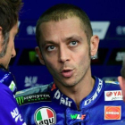 Valentino Rossi conversa con su telemétrico en Motorland (Aragón).-AFP / JAVIER SORIANO