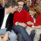 Pedro Sánchez, Tino Rodríguez y Soraya Rodríguez en el acto celebrado en León-B. Moreno